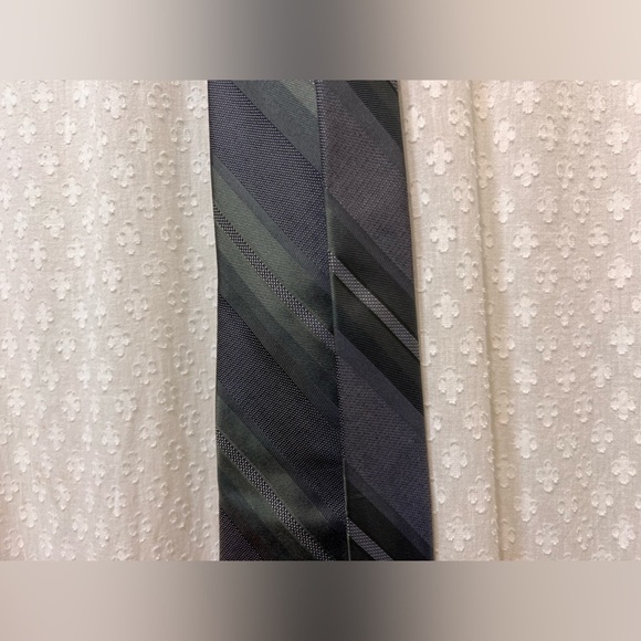 Calvin Klein Olive and Silver Silk Tie 57"L - Picture 2 of 6